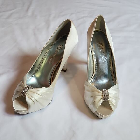 Beautiful Michaelangelo Diana ivory heels, size 7.5 - Picture 2 of 13